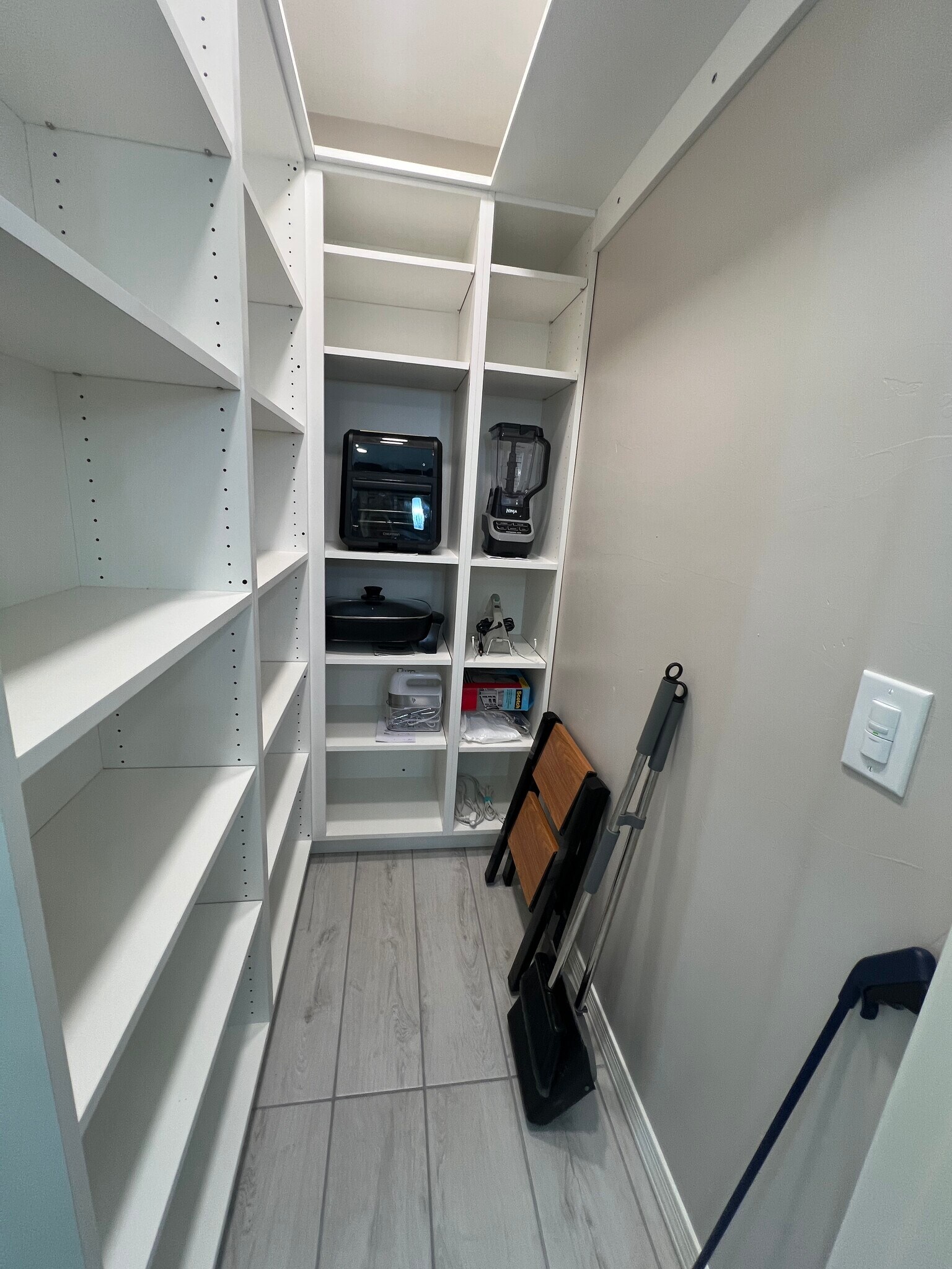HUGE WALK IN PANTRY - 777 Harrah Way