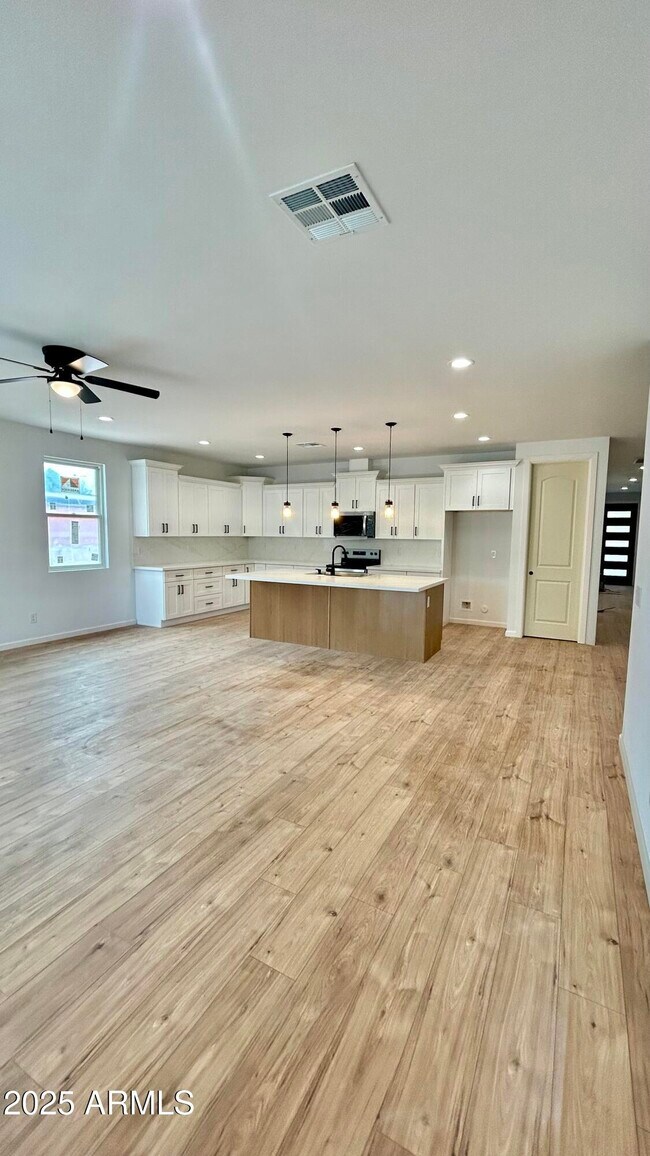 Building Photo - 6216 W Sierra Vista Dr