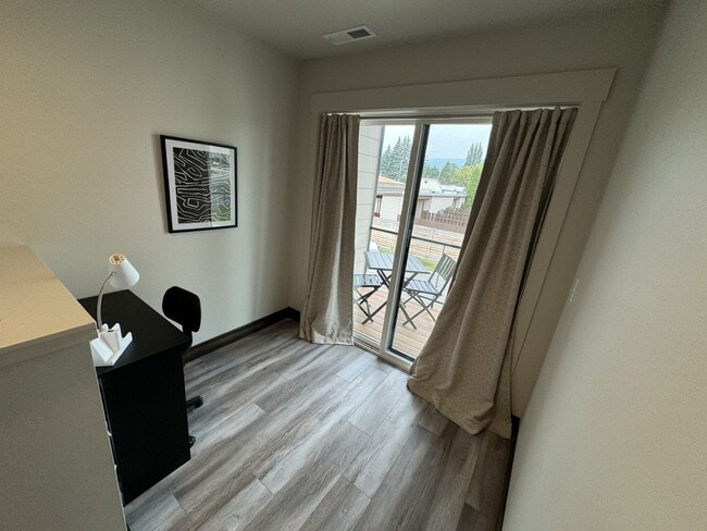 Building Photo - Whitefish townhouse for rent! 3 bed 2.5 bath 1 car attached garage. Walking distance to downtown ...