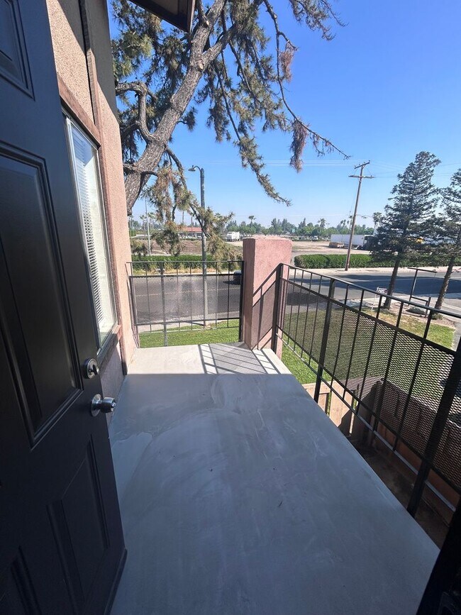 Building Photo - Upstairs Unit!!! Move in Ready!