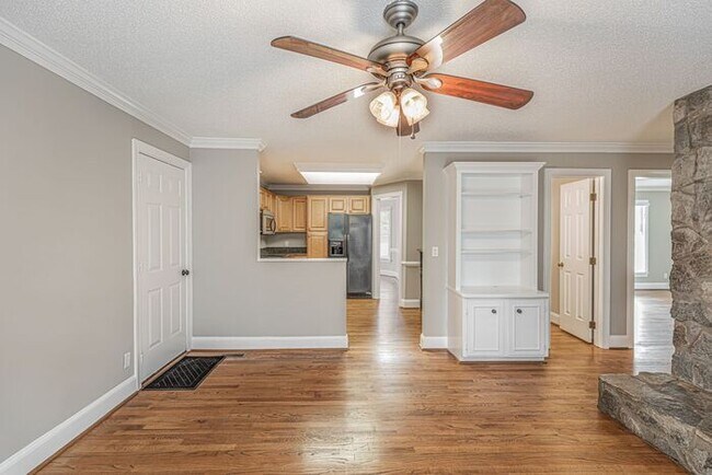 Building Photo - NW Large Updated Home! LR, DR, Den, FP, Ha...