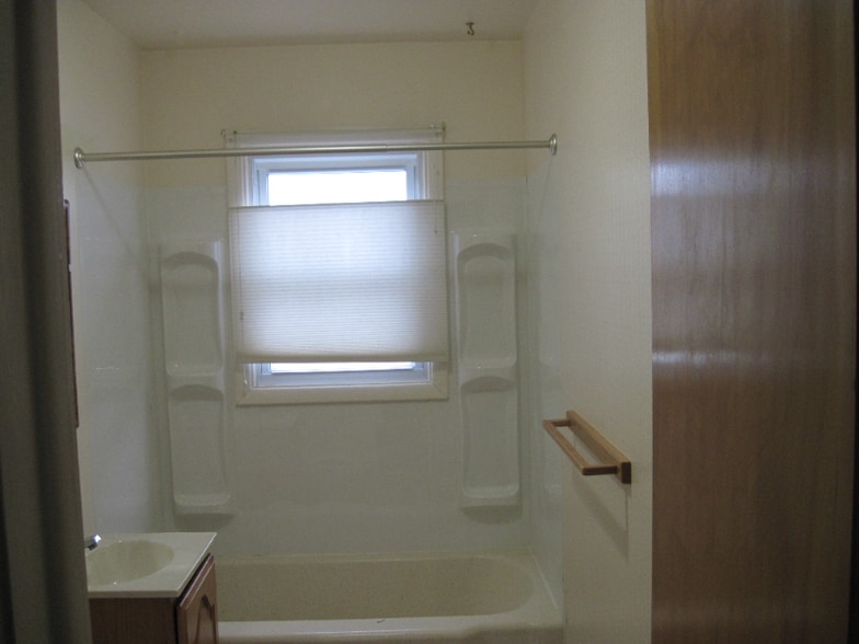 Building Photo - 1746 Alderson Ave