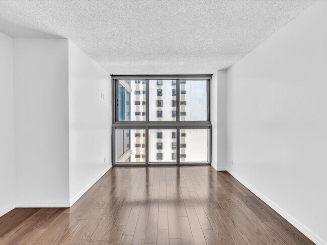 Building Photo - 2655 Collins Ave