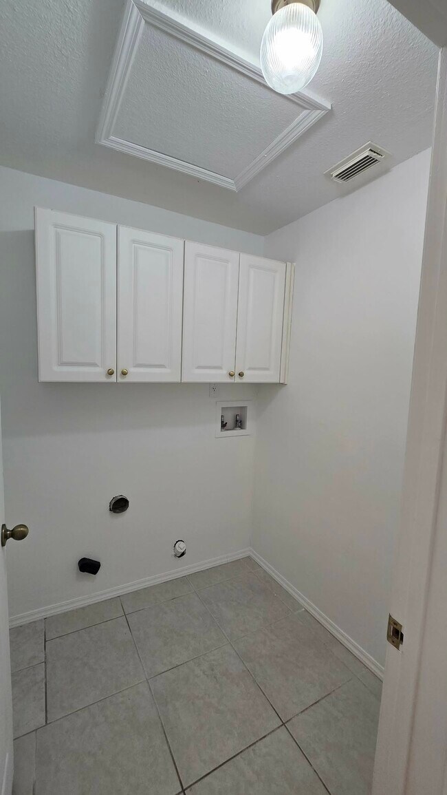 Building Photo - 2341 Palm Creek Ave