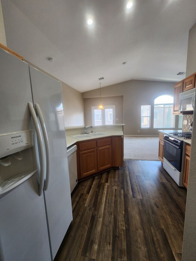 Building Photo - A Gorgeous 2 Bedroom, 2 Bathroom, 1 Car Ga...