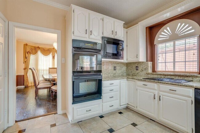 Building Photo - 2613 Brookside Dr