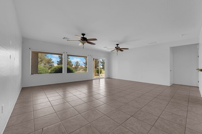 Building Photo - Huge 2 bedroom, 2 bath house with a Den on...