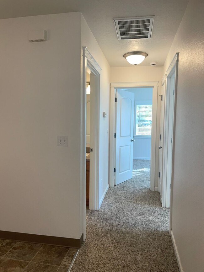 Building Photo - 2 bed 2 bath + Bonus Room Duplex in Northeast Salem!