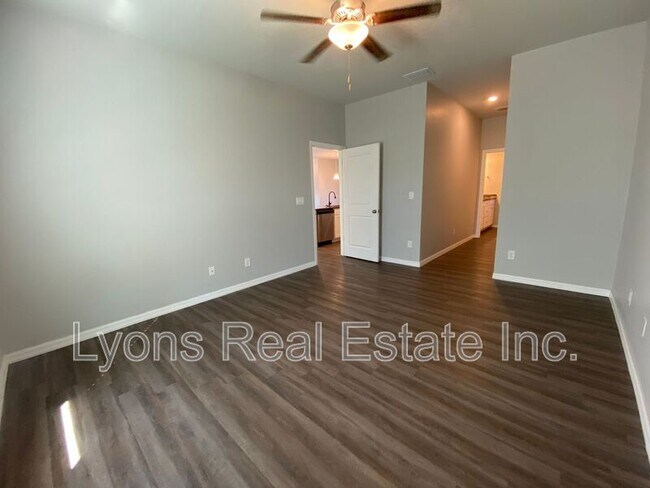 Building Photo - 2497 Cortland Ave