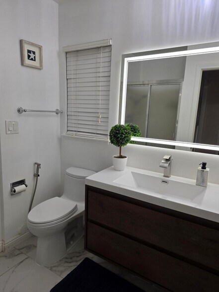 Building Photo - 10644 Vanalden Ave