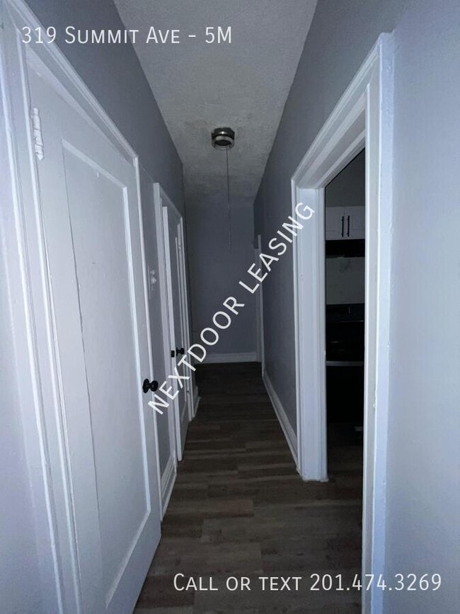 Building Photo - 319 Summit Ave