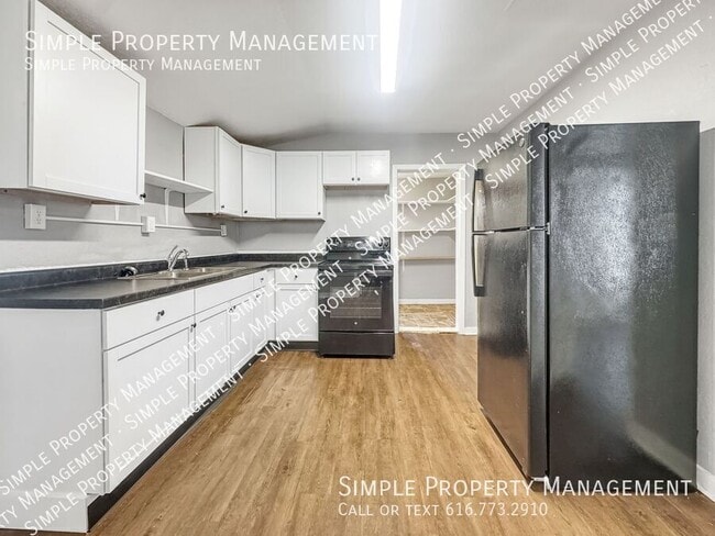 Building Photo - 156 Carrier St NE