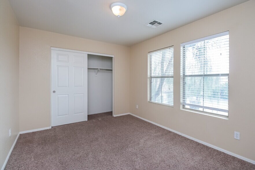 Building Photo - 2714 S Sailors Way