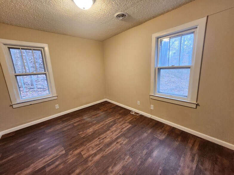 Building Photo - 2119 US-421