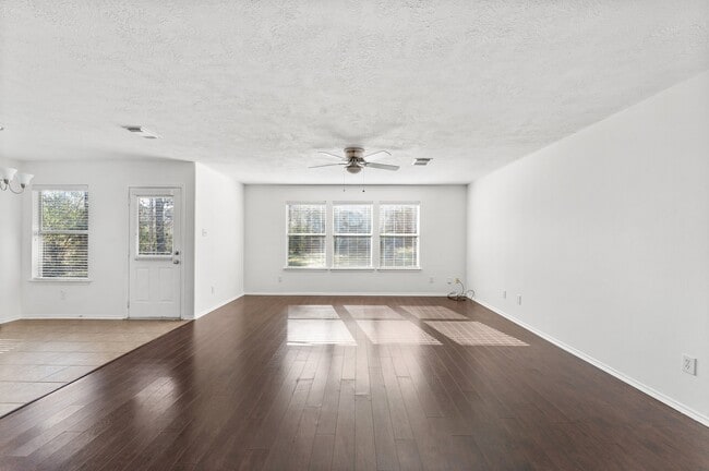 Building Photo - 6 Druids Glen Pl