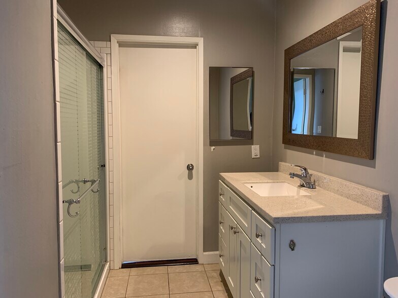 Building Photo - 642 Lemar Park Dr