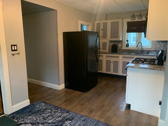 Building Photo - 293 Linden St