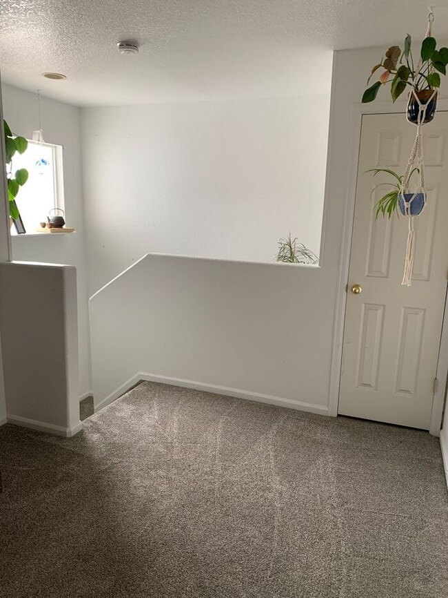 Building Photo - 3 Bedroom 2.5 Bath Townhouse w/ 2-Car Garage!