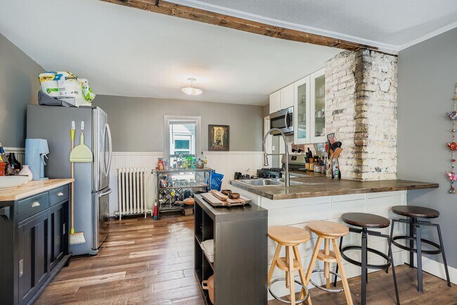 Building Photo - 1000 26th Ave NE