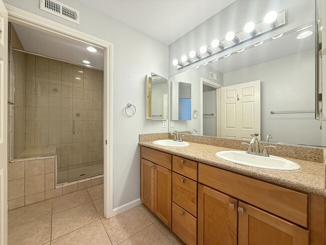 Building Photo - 4B/4.5BA Townhome in Oceanside Available f...