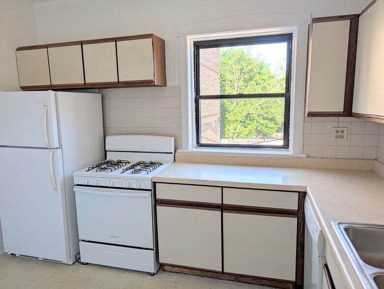 Building Photo - 708 Seward St