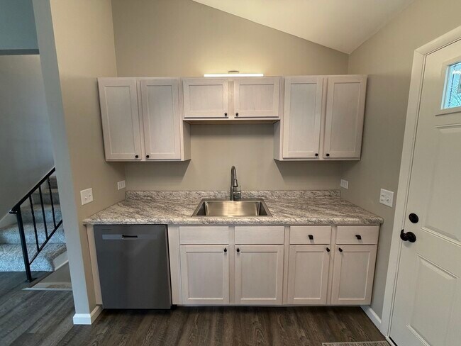 Building Photo - 109 Hickory Dr