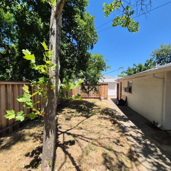 Building Photo - Excellent Tahoe Park Home.