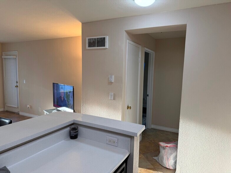 Building Photo - 8889 Caminito Plaza Centro