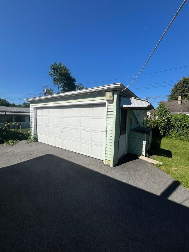 Building Photo - Comfortable 2-Bedroom Single-Family Home with Washer/Dryer Hookups