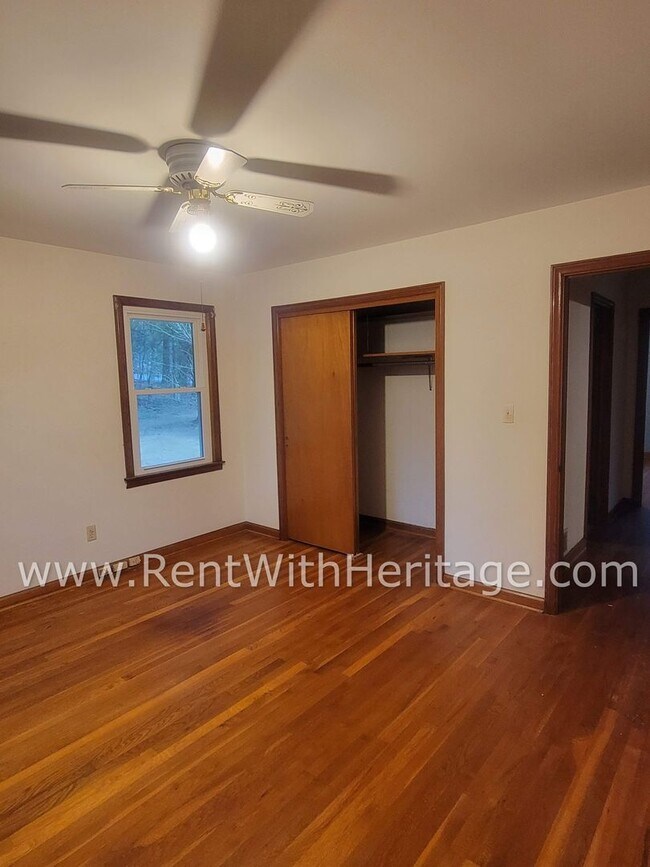 Building Photo - GRAMPA'S BUNGELOW - AWESOME BRICK RANCH WITH FULL UNFINISHED BASEMENT / GREAT LOCATION