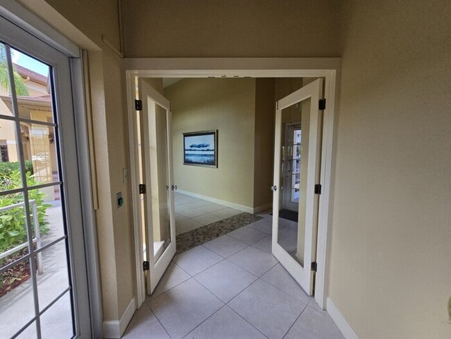 Building Photo - 1 Bed 1 Bath Condo For Rent in Tampa $1499