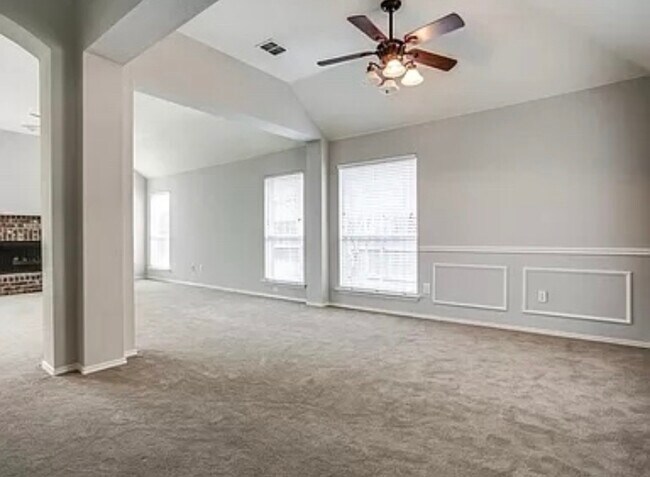 Building Photo - 8401 Greenfield Dr