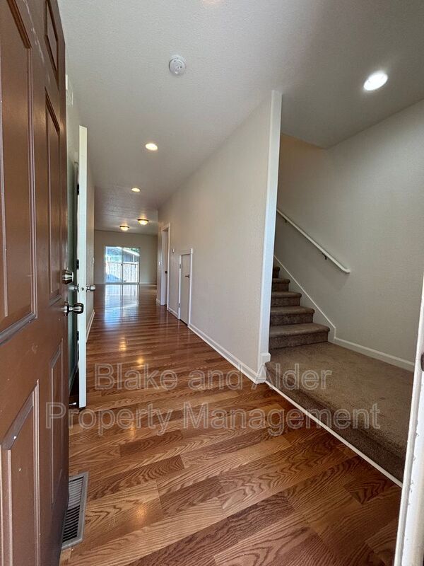 Building Photo - 347 Norway St NE