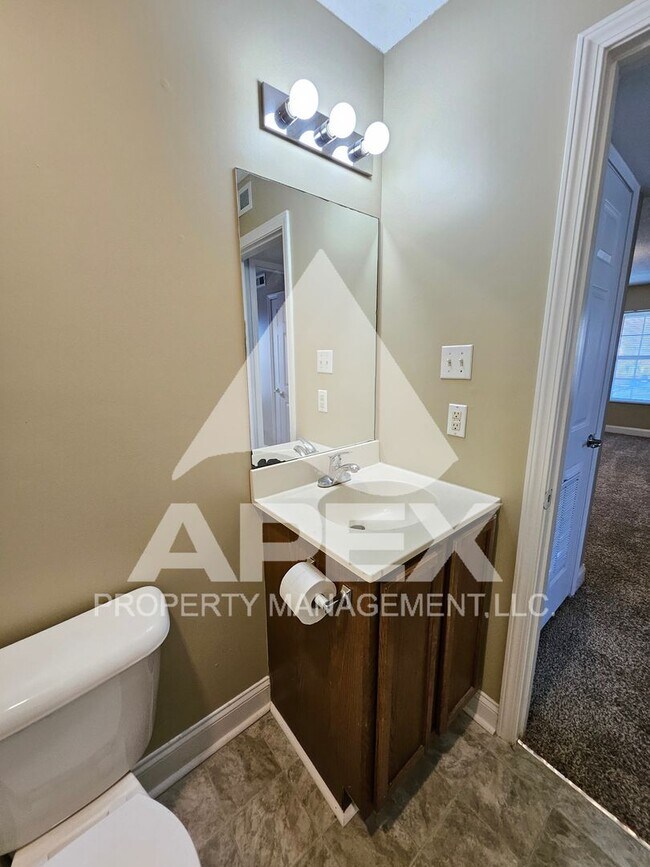 Building Photo - MOVE-IN SPECIAL,NO RENT TIL APRIL 1ST! - AVALON APARTMENT HOMES---NICE 3BD - 1BA Apartment off To...