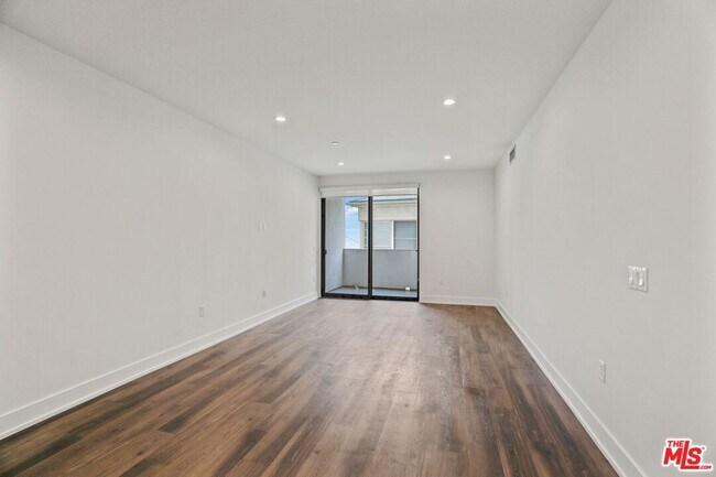 Building Photo - 129 S Kings Rd