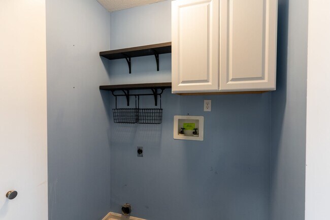 Building Photo - Spacious 3 Bedroom Home – Move-In Ready!