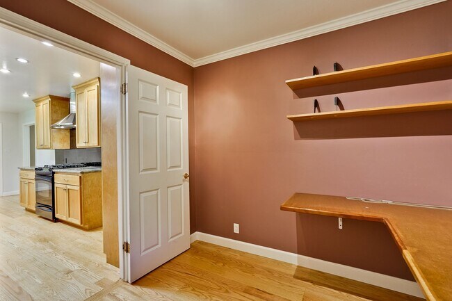 Building Photo - Excellent 3 Bedroom 2 Bath In A Great Neig...