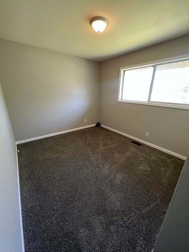 Building Photo - 3 bedroom 1 bath home in Rock Island