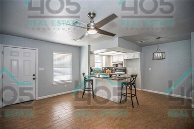 Building Photo - 4508 S Robinson Ave