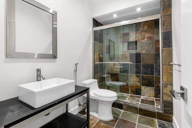 Building Photo - 1618 W Pierce Ave