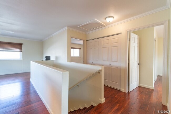 Building Photo - Available Now! Updated 3BR/2BA/2PKG unit i...