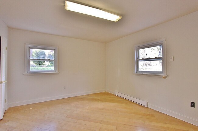 Building Photo - Large 4 bedroom, 2 bath home for rent in R...
