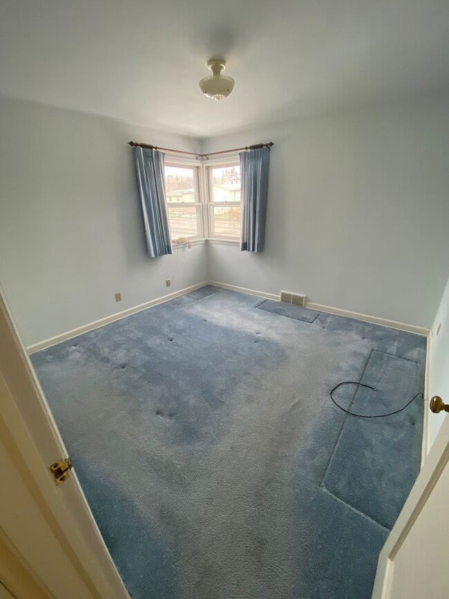 Building Photo - AVAILABLE JUNE 15TH - 3 BED 1 BATH