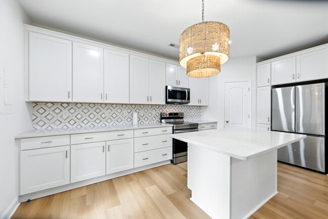 Building Photo - 3018 Silver Charm Cir