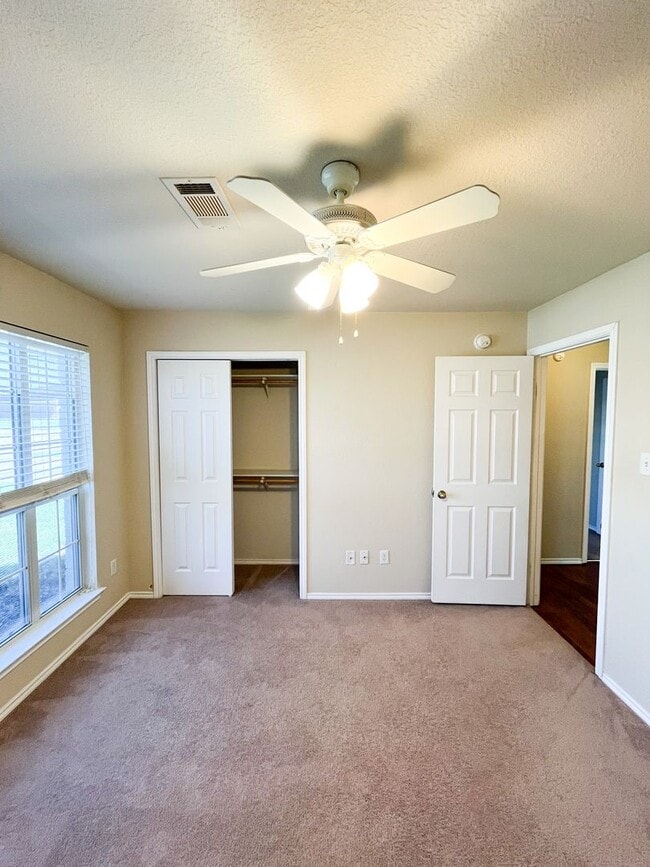 Building Photo - Available NOW!!!! Open floor plan features...