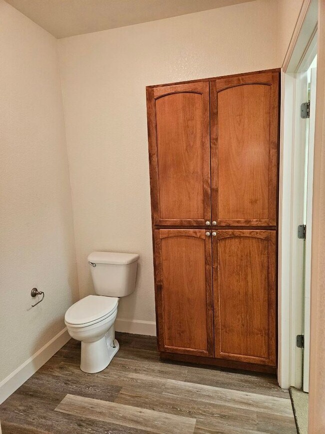 Building Photo - Beautiful 2 Bedroom Condo Avail 9/2