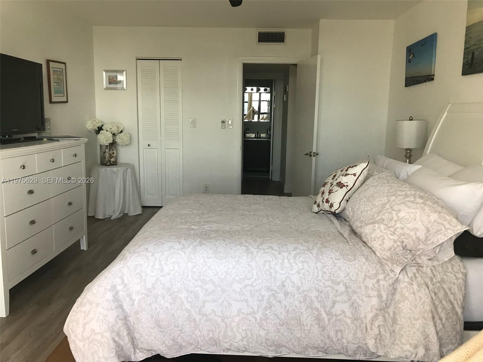 Building Photo - 400 Leslie Dr