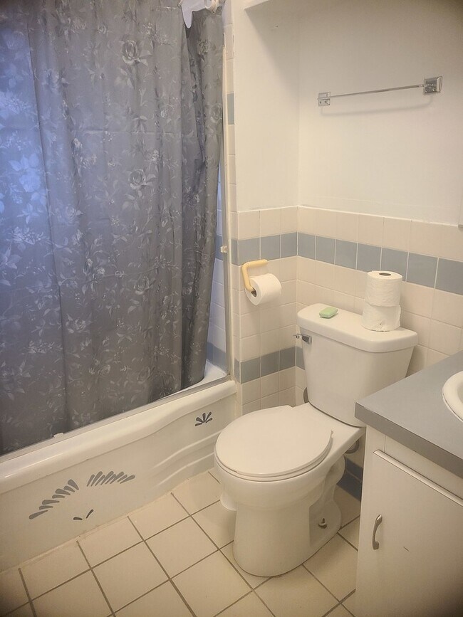 Building Photo - 630 Whitney Ave