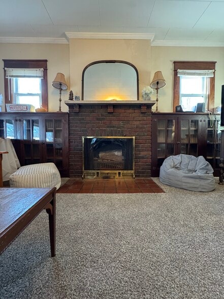 Building Photo - 409 E 1st St