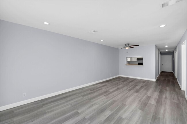 Building Photo - 1206 Hi Stirrup